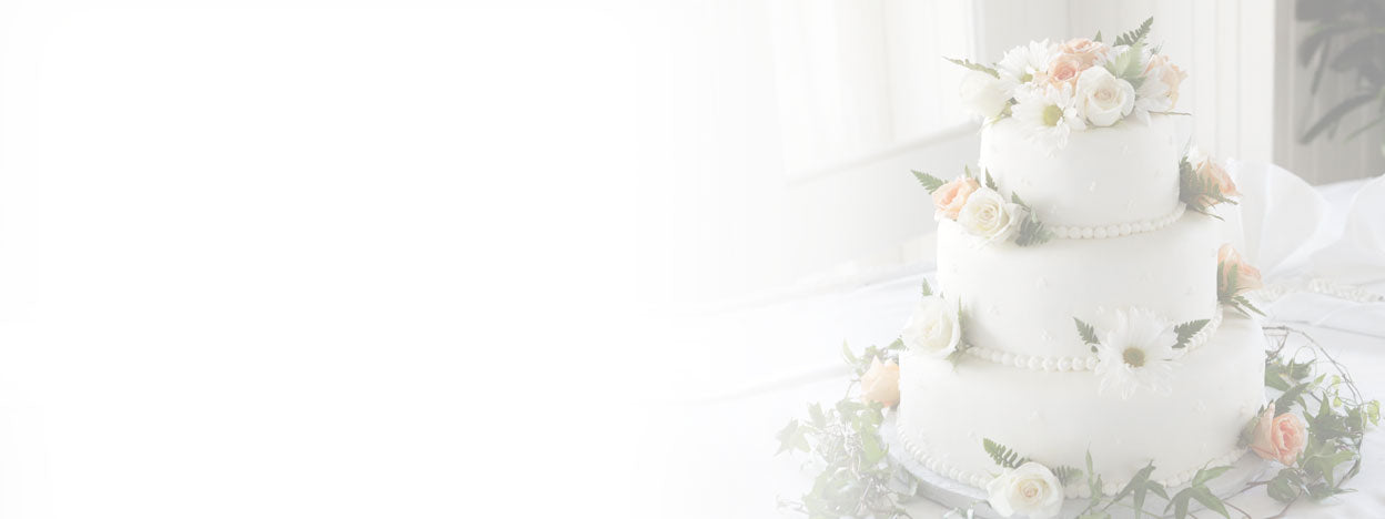 An image of a wedding cake for an article about wedding lashes