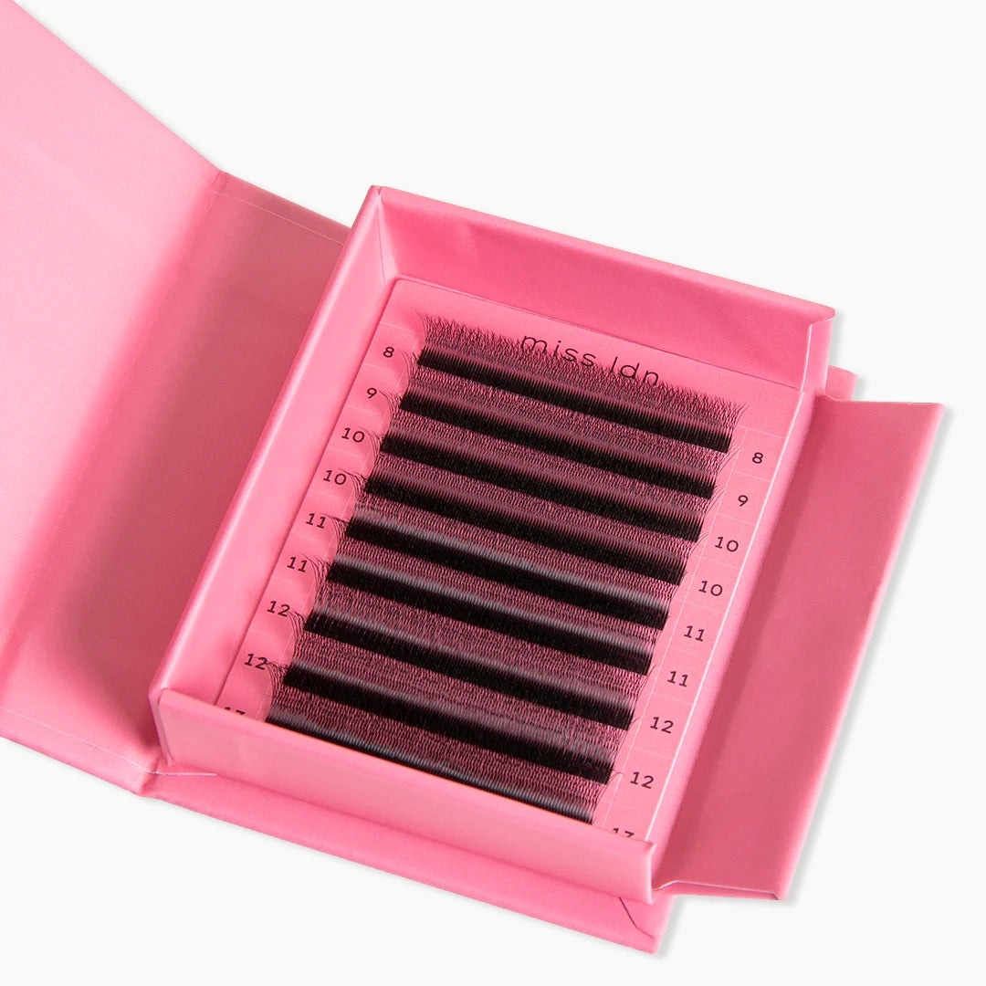 Open London Lash CandYY Lashes tray displaying full 4D W lashes in 0.07 thickness
