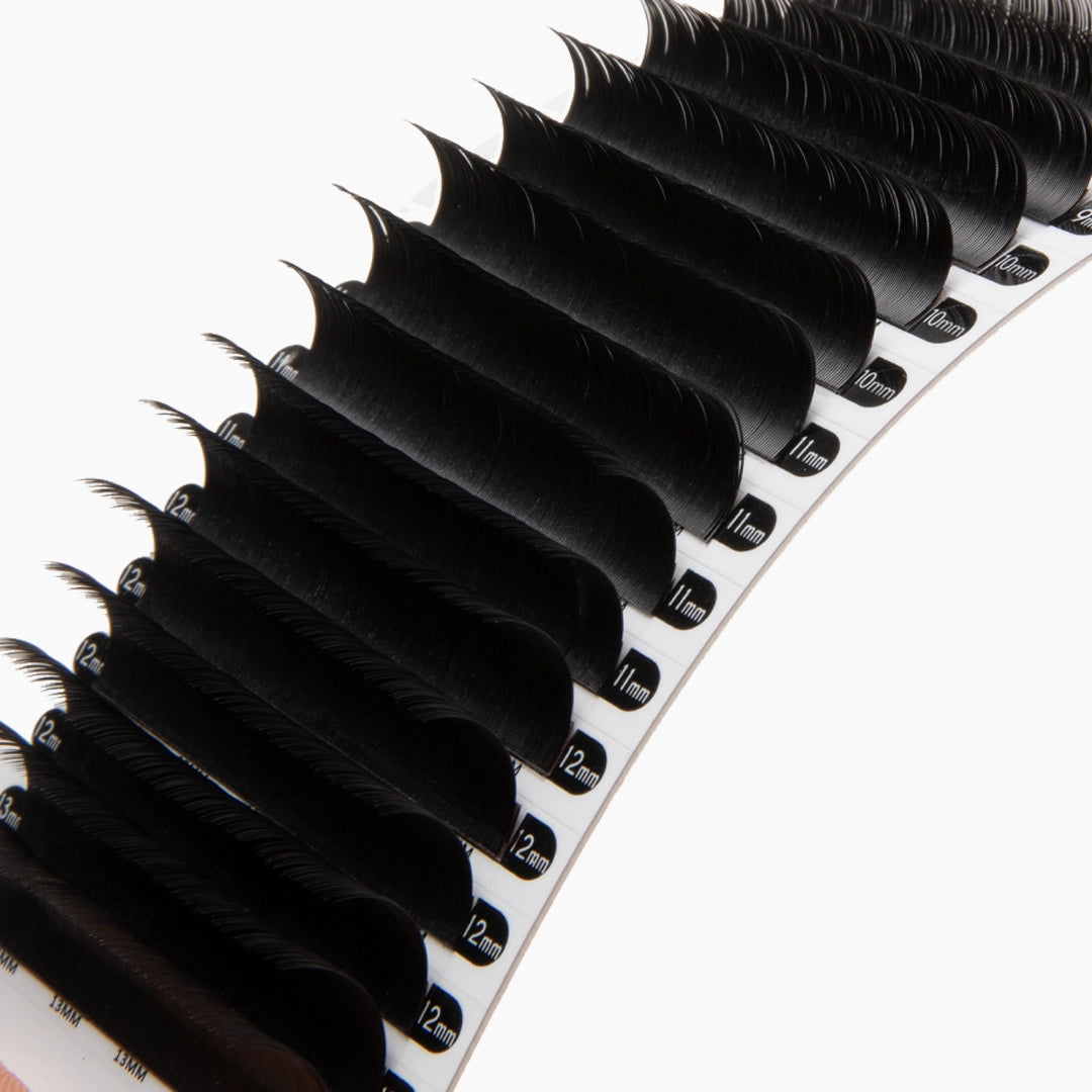 London Lash Chelsea 0.20 strip of lashes showing the curls on a white background